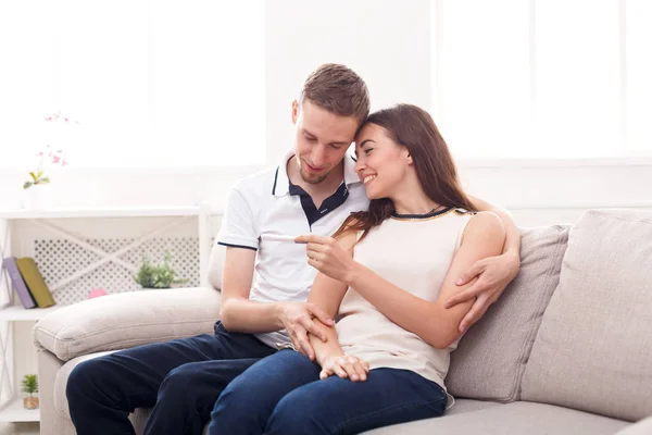 Casal jovem feliz com os resultados do teste de gravidez — Fotografia de Stock