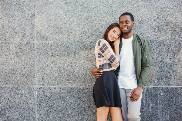 Mutlu çift şehir kopya uzayda sarılma