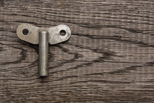 Vintage hodiny vinutí klíč na rustikální dřevo — Stock fotografie