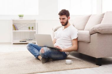 Dizüstü bilgisayar kapalı ile neşeli adam