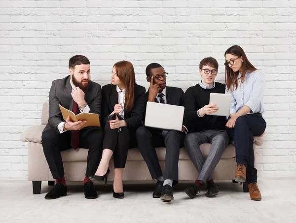 Trabajo en equipo, colegas de negocios disfrutan del éxito — Foto de Stock