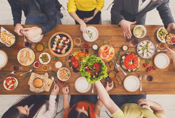 La gente come comidas saludables en la cena de mesa servida —  Fotos de Stock