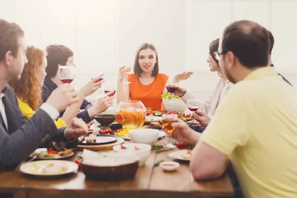 お祝いテーブルのディナー パーティーで人々 のグループ — ストック写真