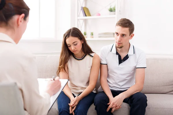 Young couple arguing during therapy session — Stock Photo, Image
