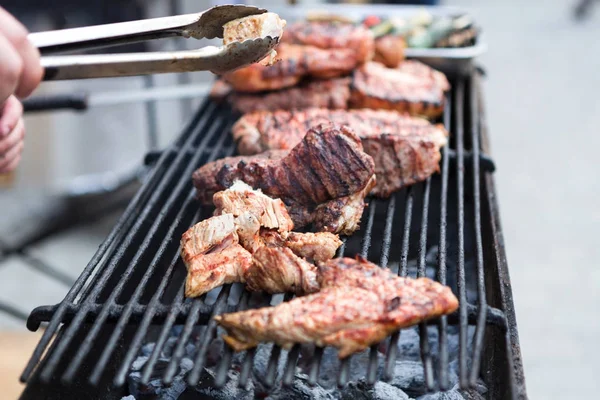 Côtes de porc cuisson sur le gril à la soirée barbecue — Photo