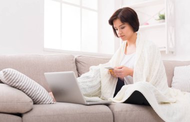 Rahat ev. Dalgın bir ekose mobile ile kız