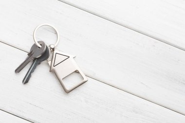 Ev tuşlarıyla demet beyaz ahşap anahtarlık şeklinde