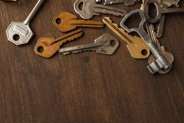 Πολλά διαφορετικά κλειδιά σε ξύλο — Φωτογραφία Αρχείου