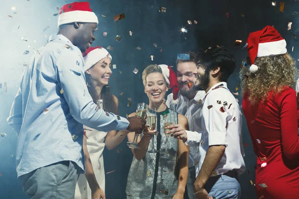 Fête du Nouvel An au bureau. Les jeunes s'amusent — Photo