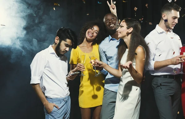 Heureux jeunes amis faisant la fête à la boîte de nuit — Photo