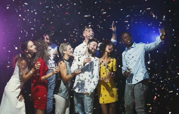 Glada unga vänner har fest på night club och teking selfie — Stockfoto