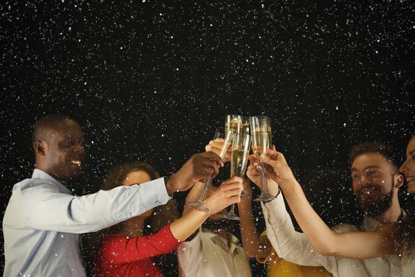 Groupe de jeunes célébrant le Nouvel An avec champagne en boîte de nuit — Photo