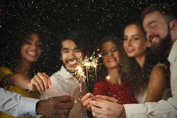 Tomtebloss bakgrund. Ungdomar på fest fest — Stockfoto