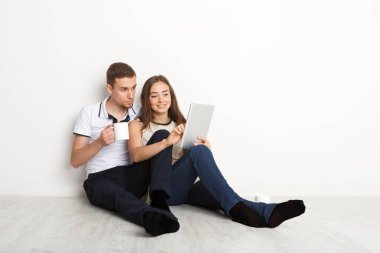 Genç çift örümcek ağı dalga köpüğü üstünde laptop