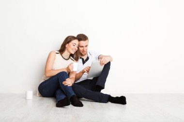 Genç çift örümcek ağı dalga köpüğü üstünde laptop