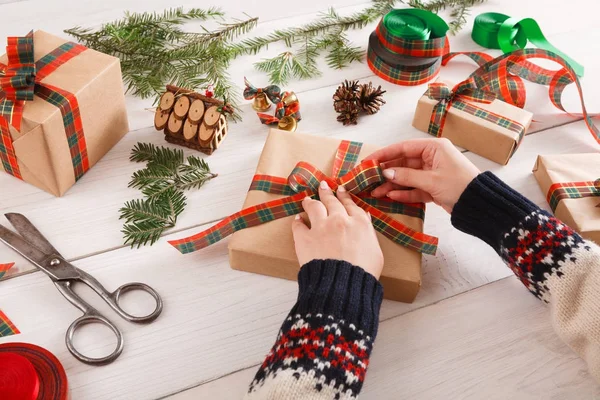 Упаковка подарков. Упаковка современного Рождества в коробки — стоковое фото