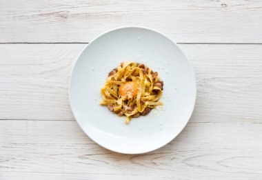 Geleneksel İtalyan makarna carbonara pastırma ve yumurta ile