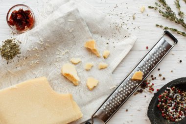 Parmesan parça ile küçük rende ve otlar Üstten Görünüm