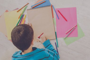 Sevimli çocuk çizmek, Noel Baba, Noel için beklemek için mektup yazma