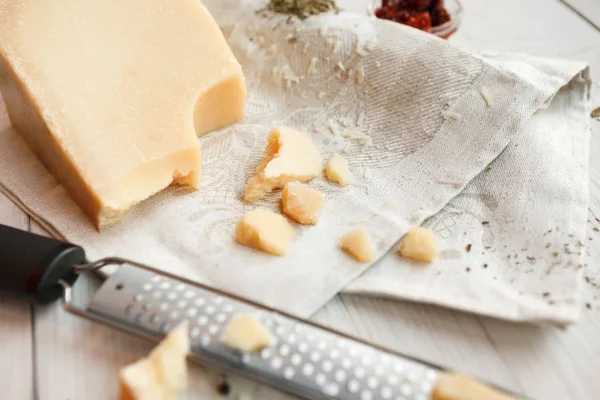 Parmesan bit närbild med litet rivjärn — Stockfoto