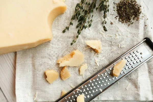 Pieza de parmesano primer plano con rallador pequeño — Foto de Stock