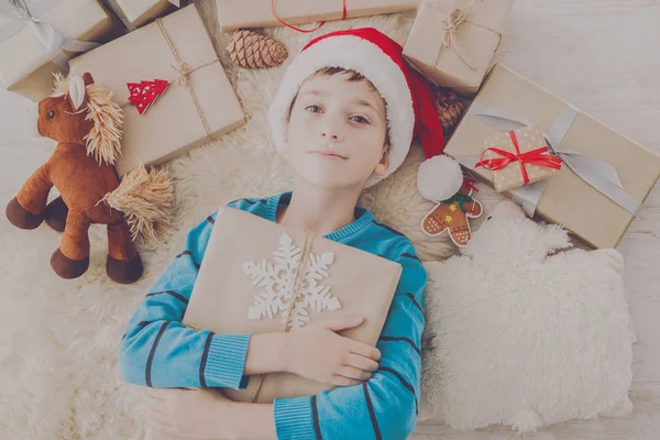 Criança feliz com caixas de presente de Natal e presentes, vista superior — Fotografia de Stock