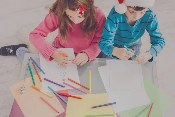Dzieci, pisząc list do santa, oczekiwania na Boże Narodzenie — Zdjęcie stockowe