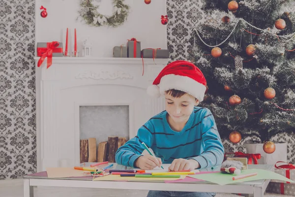 Bonito menino escrevendo carta para o Papai Noel, espere pelo Natal — Fotografia de Stock