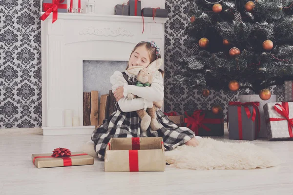 Carino ragazza felice con giocattolo regali di Natale — Foto Stock