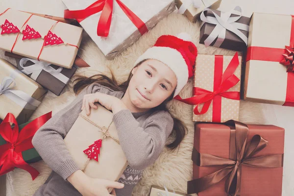 Niño feliz con regalo de Navidad cajas y regalos, vista superior —  Fotos de Stock