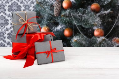 Bir şekilde dekore edilmiş ağaç arka planda, tatil kavramı Noel hediyeleri