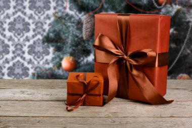 Noel hediyeleri dekore edilmiş ağaç arka planda, tatil kavramı