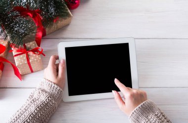 Kadın Noel alışveriş online tablet ile Üstten Görünüm