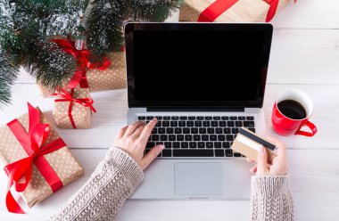 Kadın alışveriş online kredi kartıyla, üstten görünüm