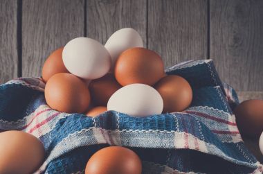 Rustik ahşap, organik tarım kavramı üzerinde taze tavuk kahverengi yumurta