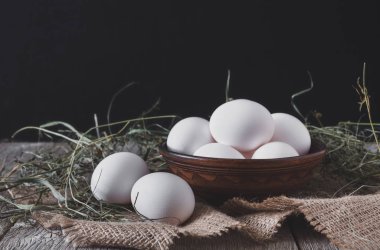 Çuval closeup, organik tarım taze tavuk beyaz ve kahverengi yumurta