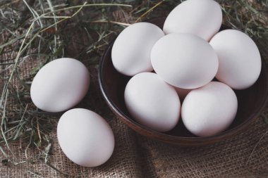 Taze tavuk beyaz çuval closeup, backgr tarım organik yumurta