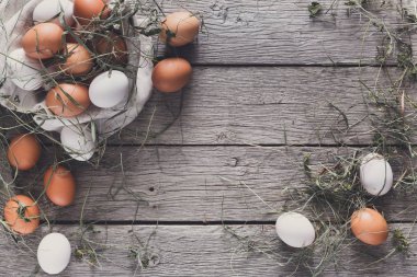 Keten, organik tarım arka plan üzerinde taze tavuk kahverengi yumurta