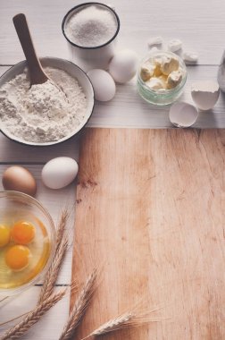 Rustik ahşap arka plan üzerinde fırın malzemeleri