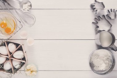 Rustik beyaz arka plan üzerinde fırın malzemeleri