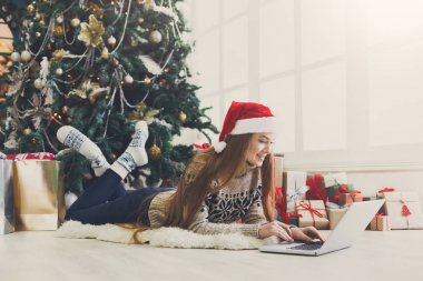 Santa şapka sohbet online üstünde laptop içinde mutlu kız