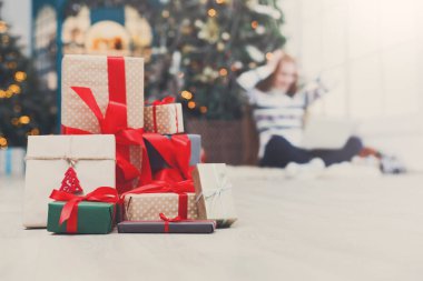 Noel kutuları bant kırmızı kurdele closeup ile