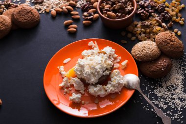 Sağlıklı kahvaltı - süzme peynir, fındık ve yulaf kurabiye