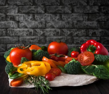 Kopya alanı pide ekmek zemin üzerine taze sebze