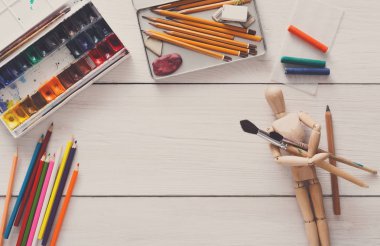 Boya ve ahşap ressam adam fırçalarla, nesne