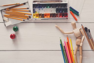 Boya ve ahşap ressam adam fırçalarla, nesne