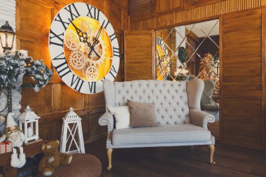 Saat ve yumuşak kanepe ile rahat Noel iç