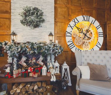 Bir şekilde dekore edilmiş şömineli rahat Noel iç