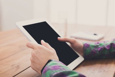 Erkek dijital tablet, yan görünümü kadar yakın kullanma,