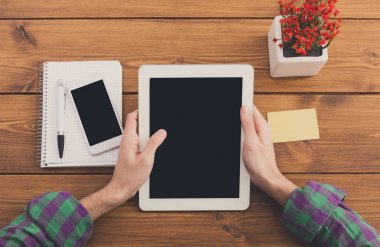Online alışveriş için kredi kartı kullanan adam